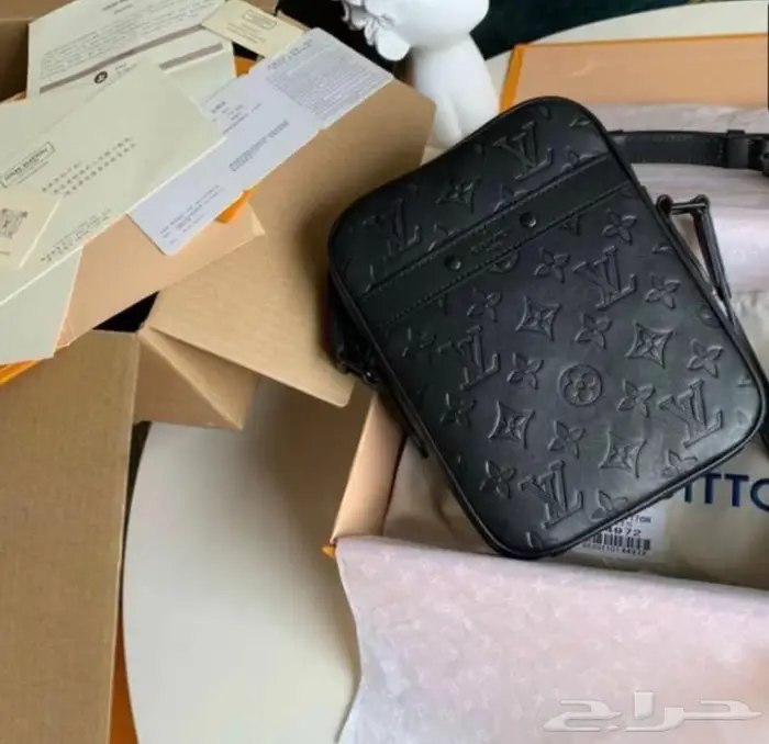 شنط يدويه وسفر برادا و لويس فيتون 89