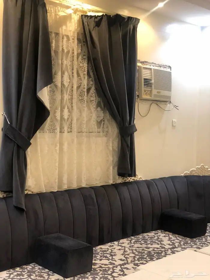مجلس للبيع ( كنب تكايات و طاولات ارضيه و ستاير وفرشة ولوحه 1