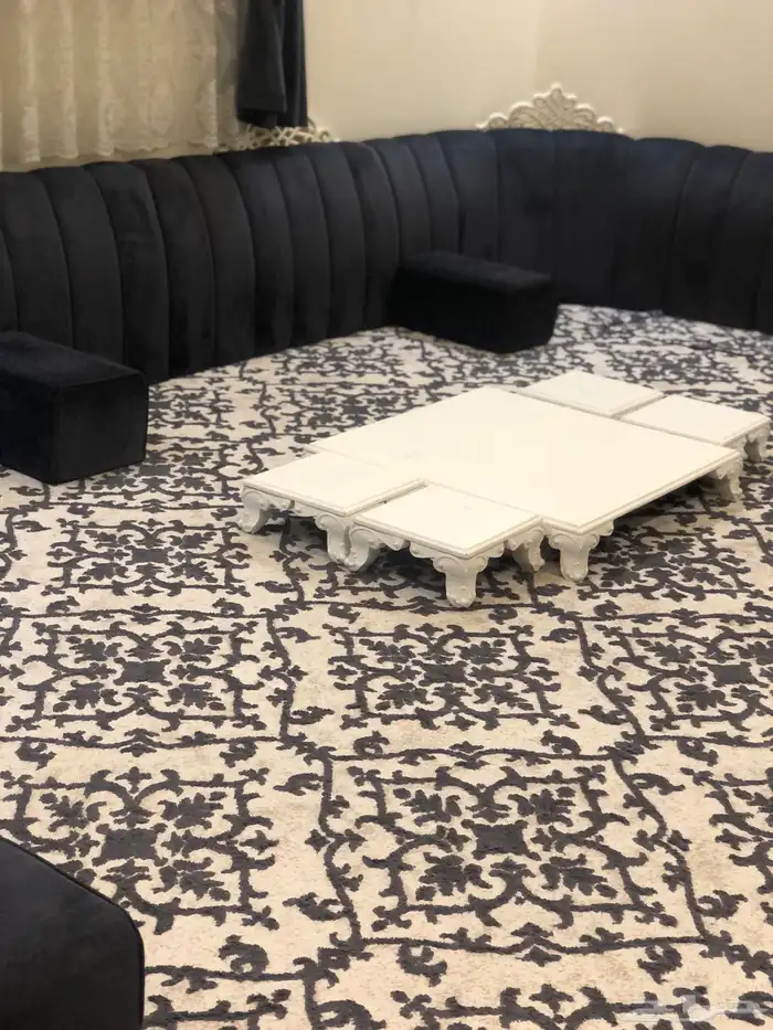 مجلس للبيع ( كنب تكايات و طاولات ارضيه و ستاير وفرشة ولوحه 0