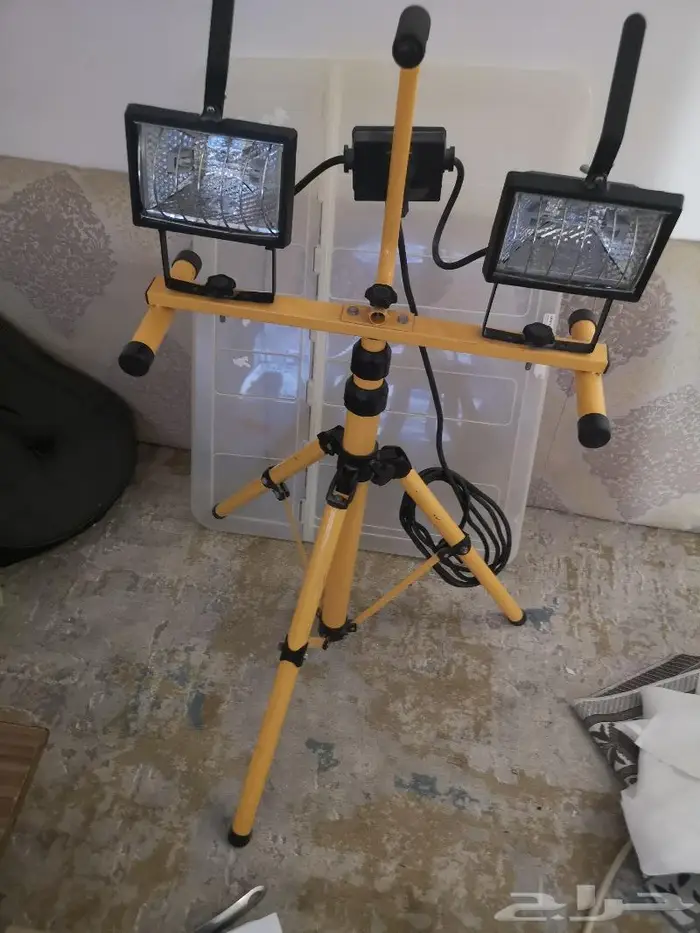 كشاف مع القاعدة ترتفع وتنزل كهرباء 220V الارتفاع 2متر 0