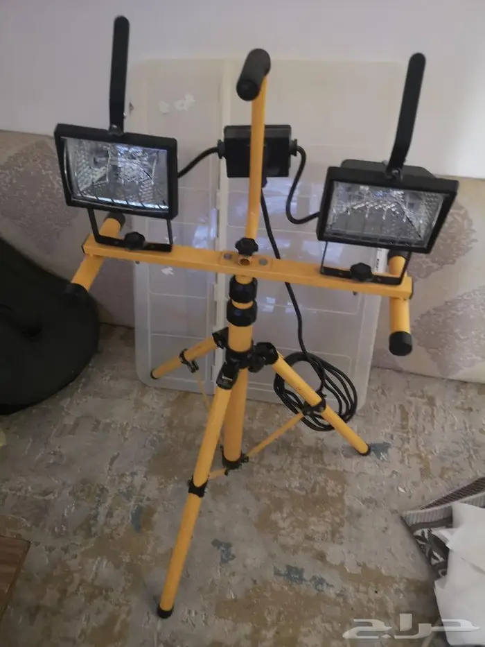 كشاف مع القاعدة ترتفع وتنزل كهرباء 220V الارتفاع 2متر 1