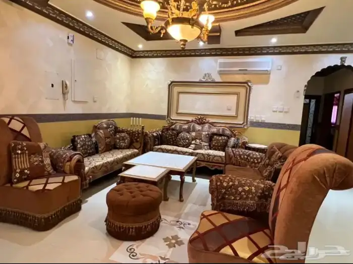 كنب كلاسيكي مع الطاولات للبيع 0