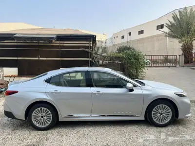 تويوتا كامري LE بنزين 2025 فضي 1