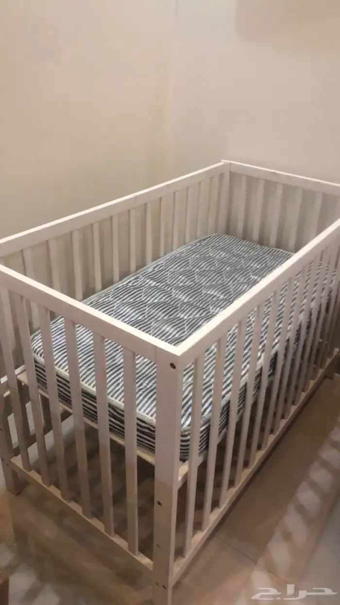 سرير اطفال للبيع شبه جديد 2