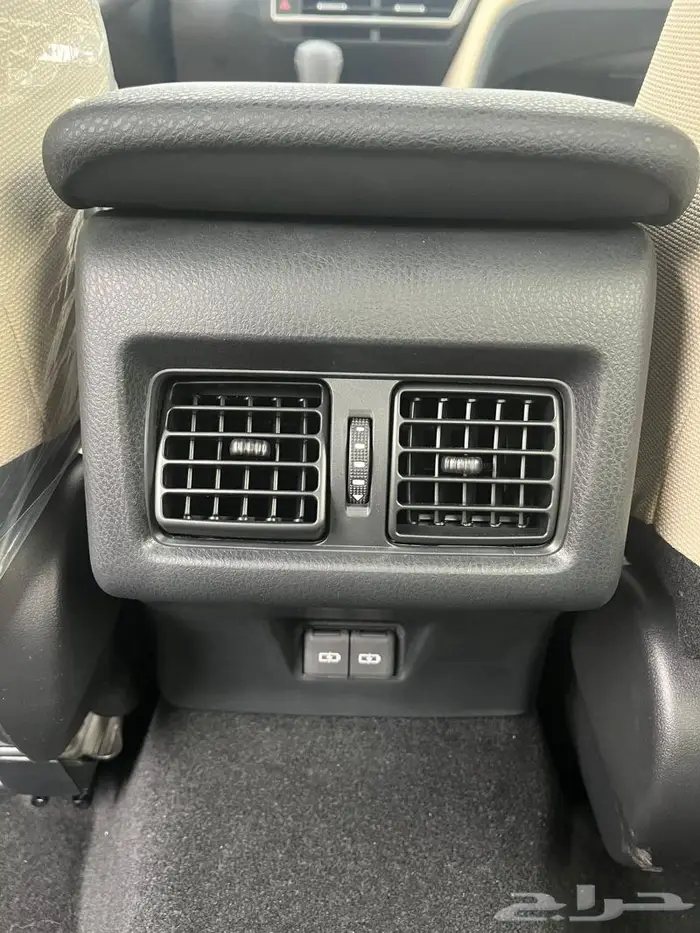 تويوتا كامري E بنزين ابيض داخل بيج 2025 12