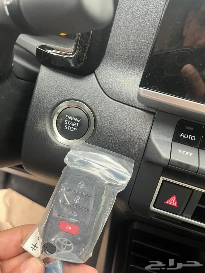 تويوتا كامري E بنزين ابيض داخل بيج 2025 13