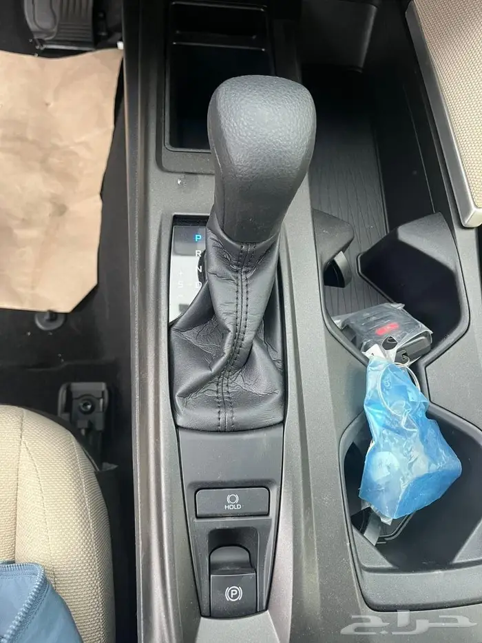 تويوتا كامري E بنزين ابيض داخل بيج 2025 14