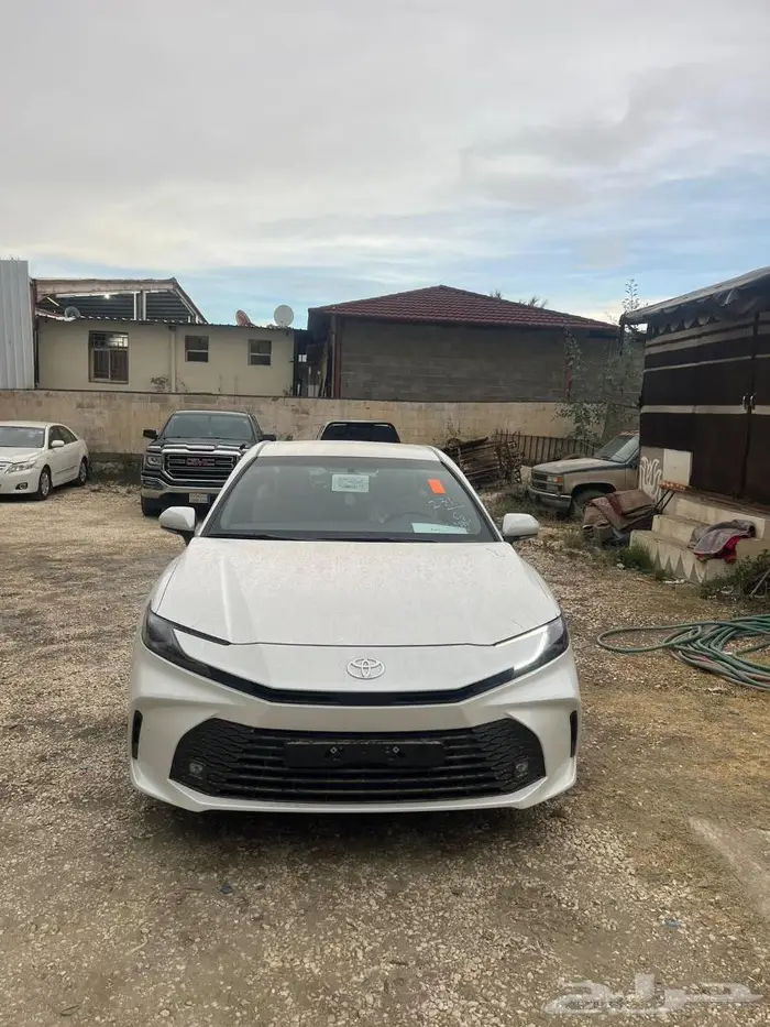 تويوتا كامري E بنزين ابيض داخل بيج 2025 0