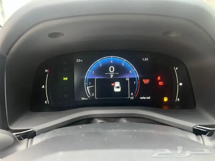 تويوتا كامري E بنزين ابيض داخل بيج 2025 5