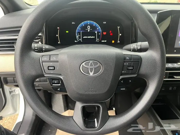 تويوتا كامري E بنزين ابيض داخل بيج 2025 6