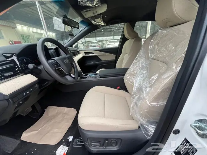 تويوتا كامري E بنزين ابيض داخل بيج 2025 7