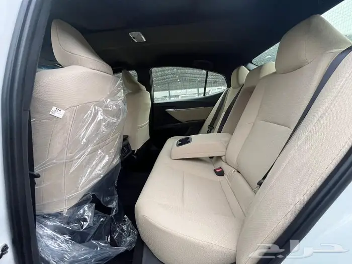 تويوتا كامري E بنزين ابيض داخل بيج 2025 8