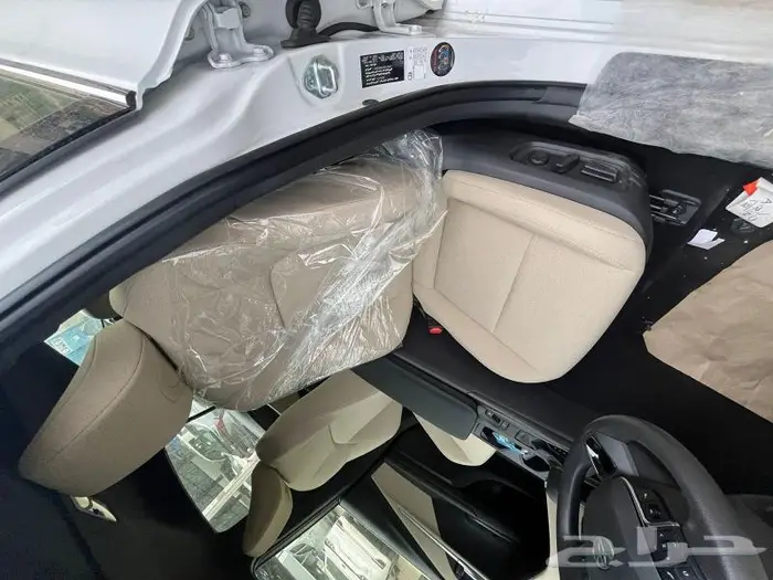 تويوتا كامري E بنزين ابيض داخل بيج 2025 9