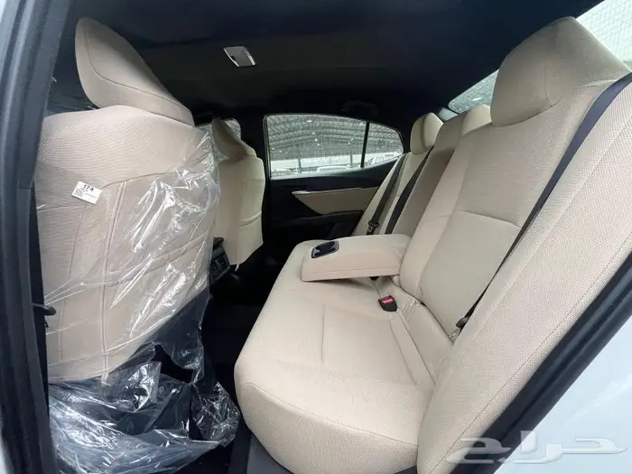 تويوتا كامري E بنزين ابيض داخل بيج 2025 10