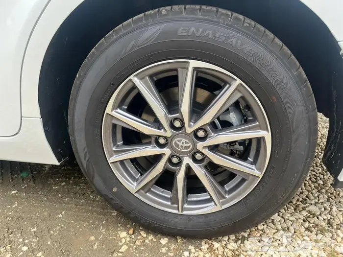 تويوتا كامري E بنزين ابيض داخل بيج 2025 15