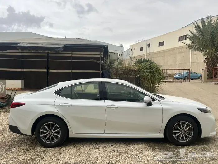 تويوتا كامري E بنزين ابيض داخل بيج 2025 1