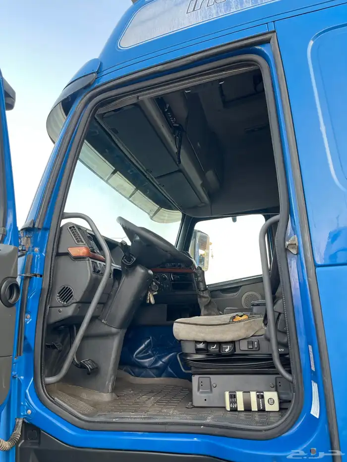 راس شاحنة فولفو 2005 بطاقة جمركية 11