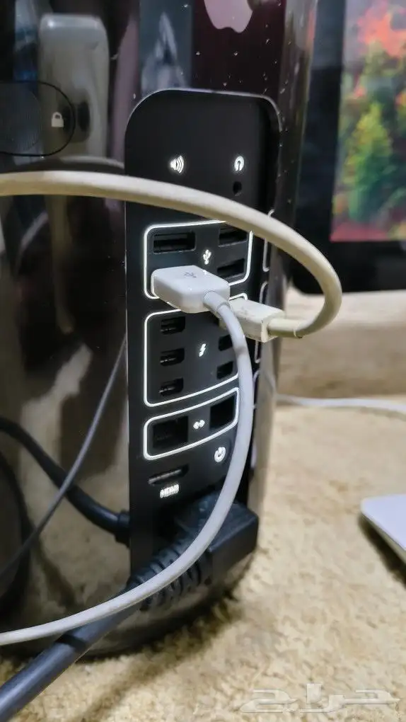 للبيع جهاز ماك برو mac pro 2013 1