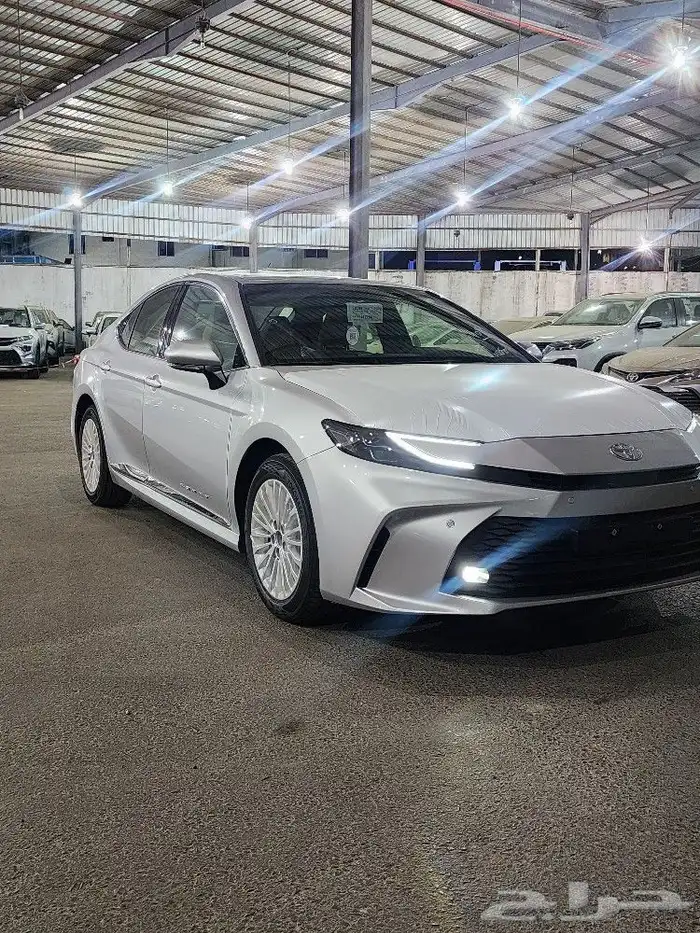 تويوتا كامريLE بنزين موديل 2025 4