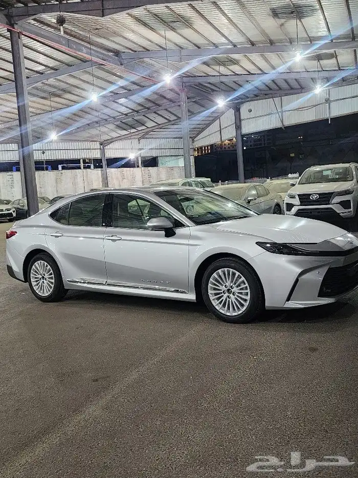 تويوتا كامريLE بنزين موديل 2025 1