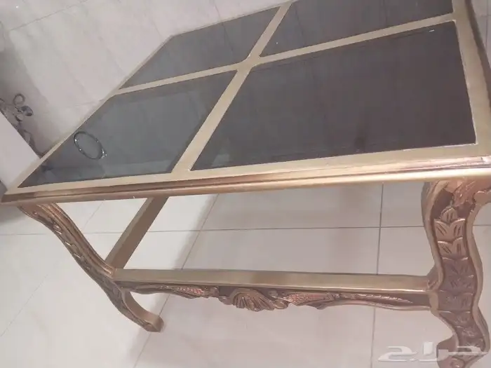 طاولة متينة وتقيلة 1