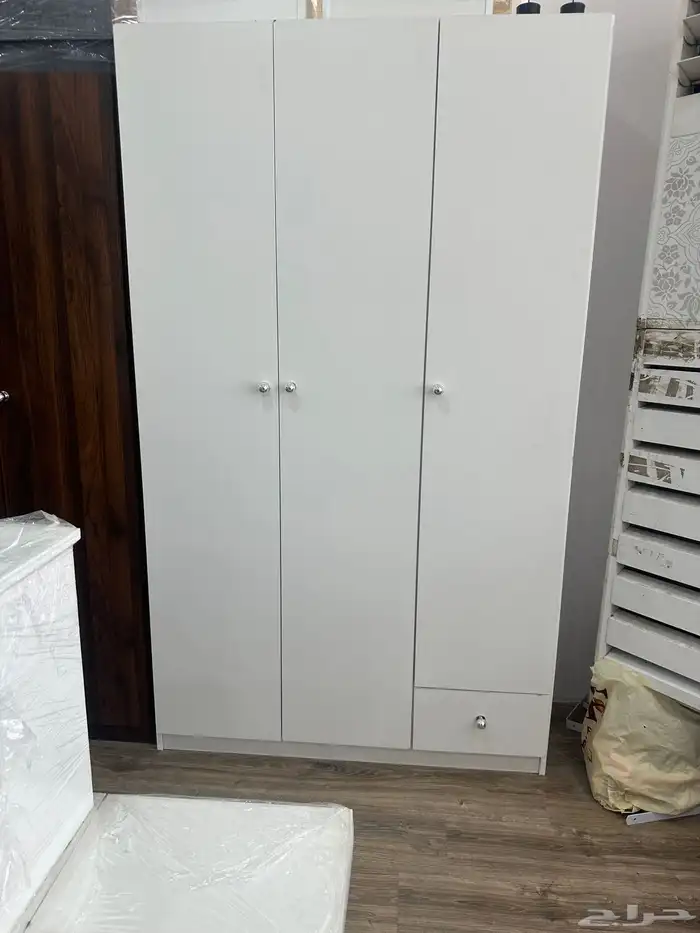 سرير خشب و دولاب ملابس 3 باب و بابين 1