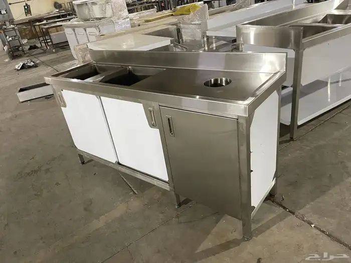 استيل  طاولات  دواليب  استاندات  هودات  ثلاجات  رفوف  مجال 8