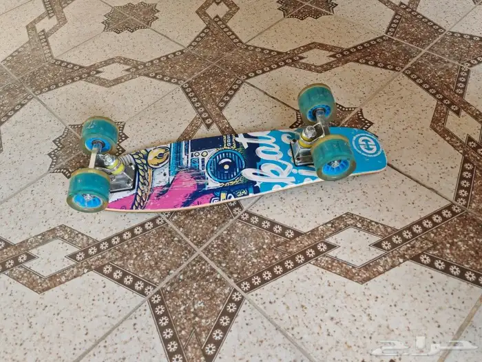 لوح تزلج شبه جديد اصلي من محل أرض الدراجات 0