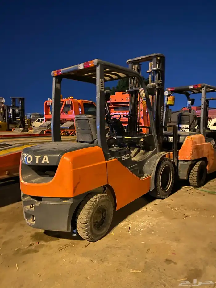 فور كلفت رافعه شوكية للإيجار يومي شهري علا حسب الطلب 0