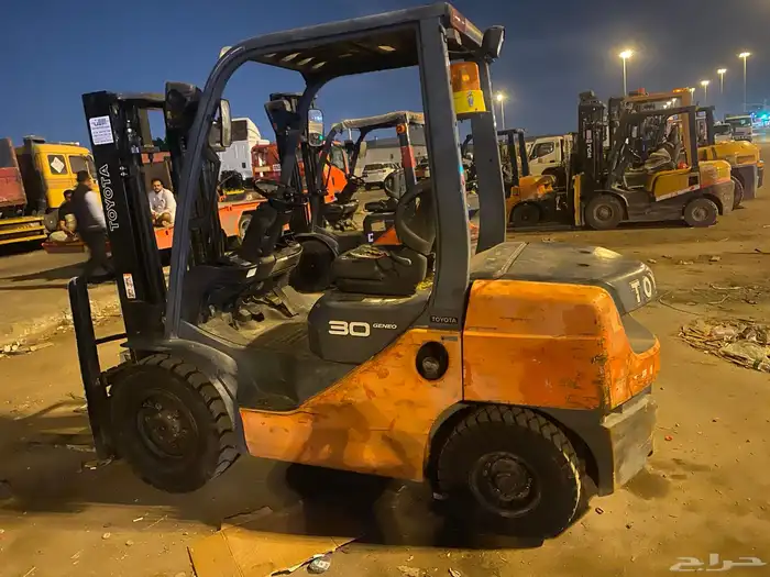 فور كلفت رافعه شوكية للإيجار يومي شهري علا حسب الطلب 1