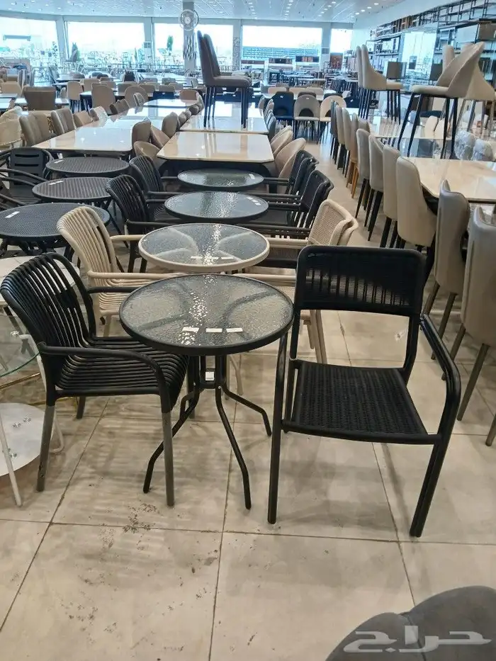 كراسي وطاولات خارجيه بألوان مختلفه 1