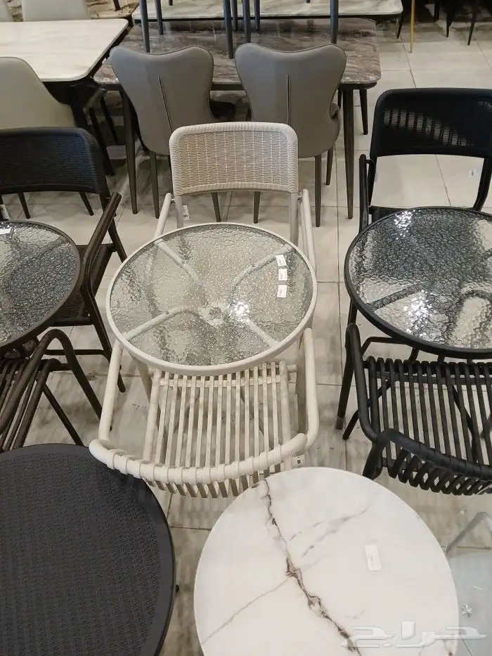 كراسي وطاولات خارجيه بألوان مختلفه 3