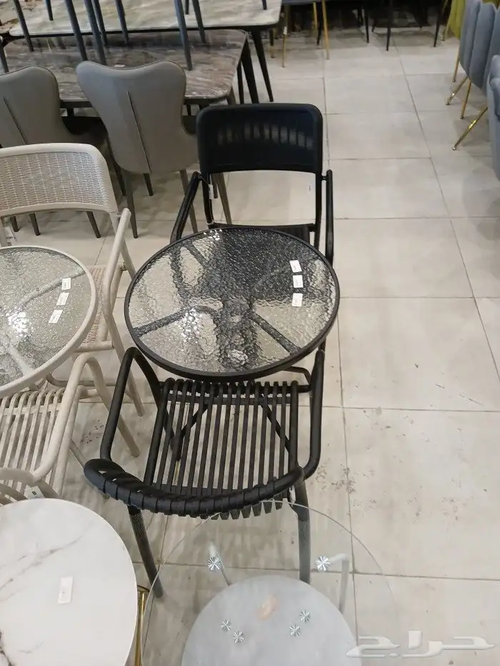 كراسي وطاولات خارجيه بألوان مختلفه 2