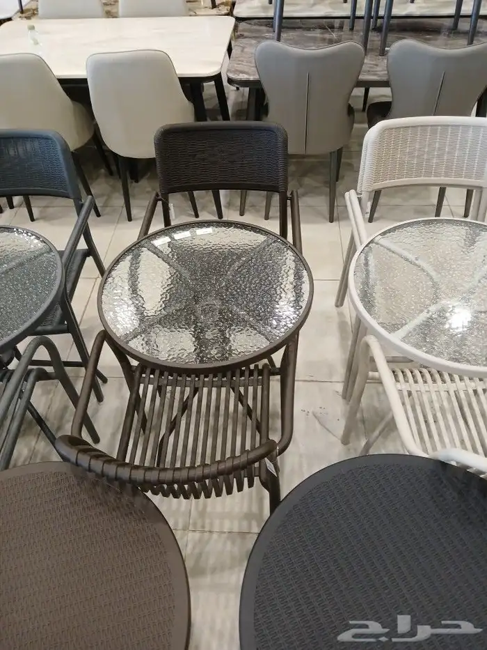 كراسي وطاولات خارجيه بألوان مختلفه 4
