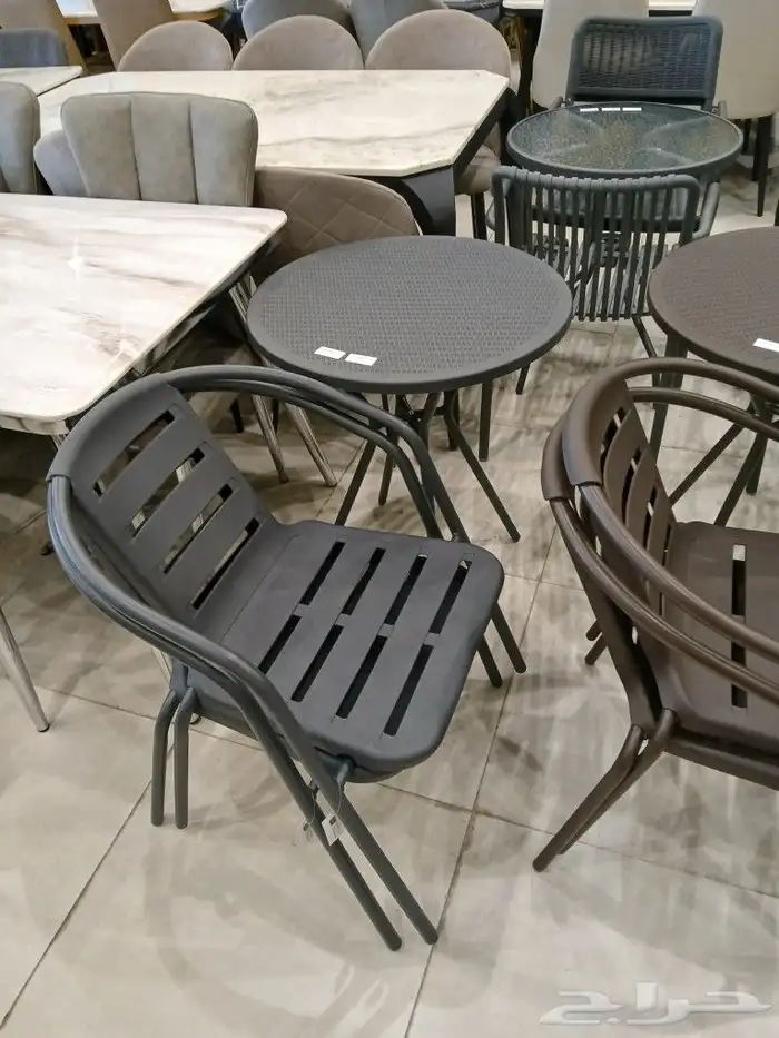 كراسي وطاولات خارجيه بألوان مختلفه 7