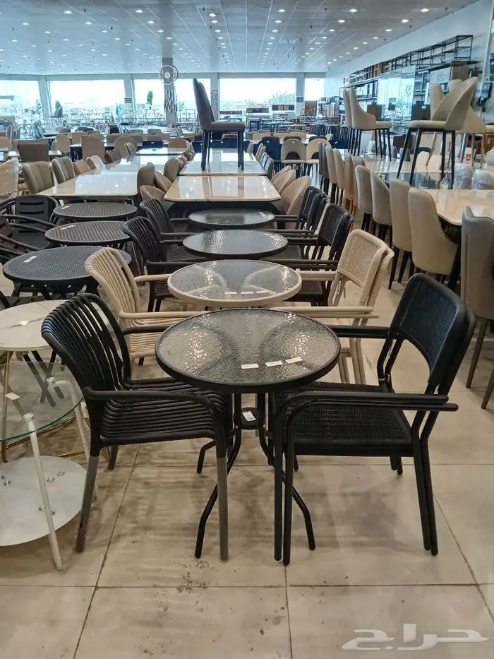 كراسي وطاولات خارجيه بألوان مختلفه 0