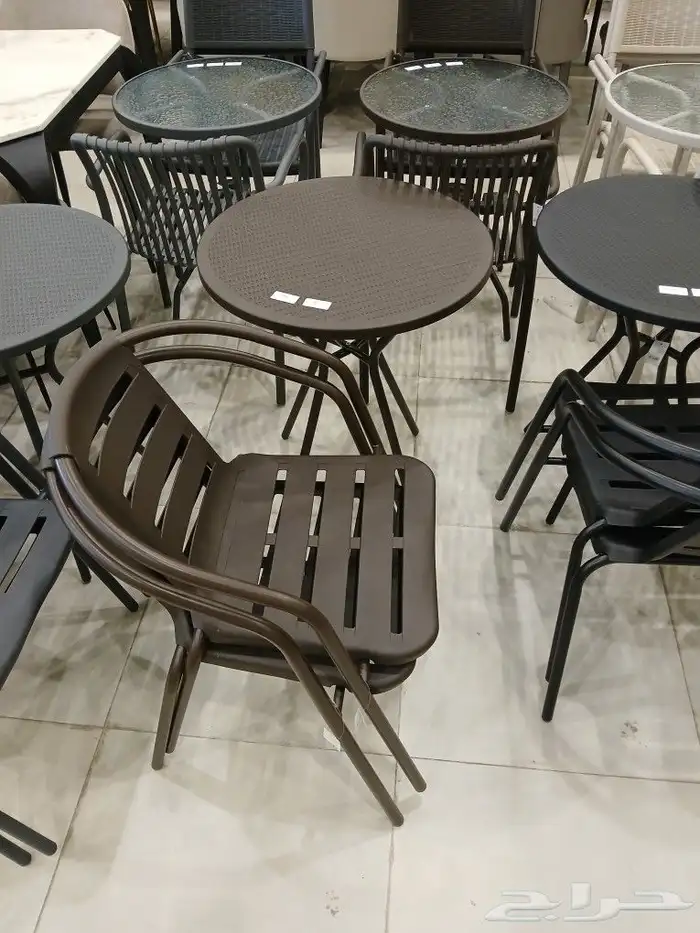 كراسي وطاولات خارجيه بألوان مختلفه 8