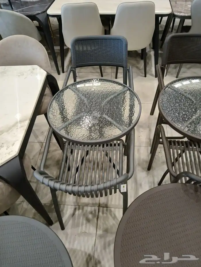 كراسي وطاولات خارجيه بألوان مختلفه 5