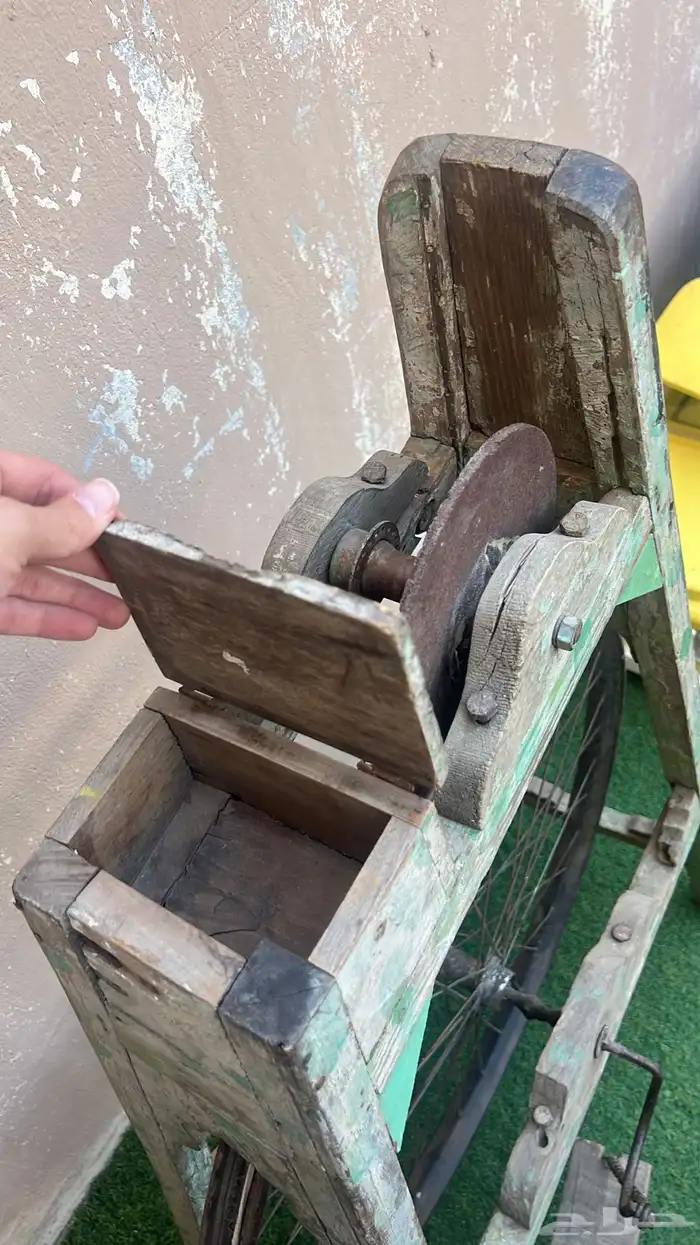 مسن سكاكين قديم 1