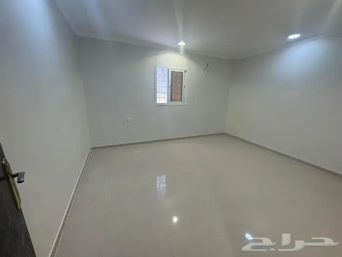شقة للبيع حى النور ارضية جديدة 5 غرف 0