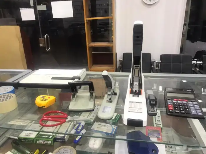 للبيع ادوات مكتبية خرامة ورق سلك دباسة وكمبيوتر 3