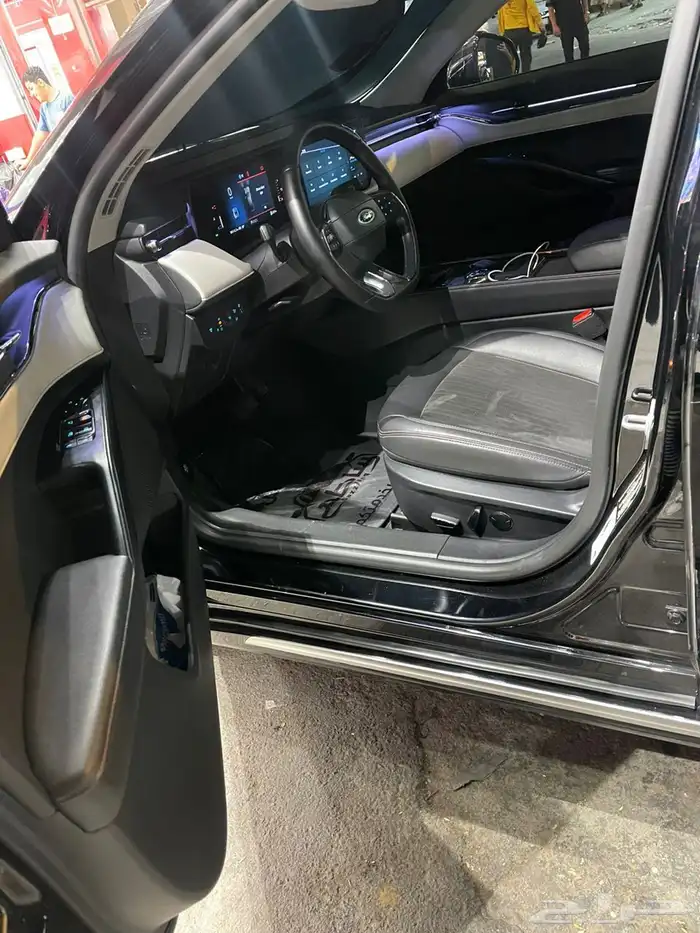 تركيب انوار داخليه آماكن الوكاله على سيارة فورد تورس 2025 8