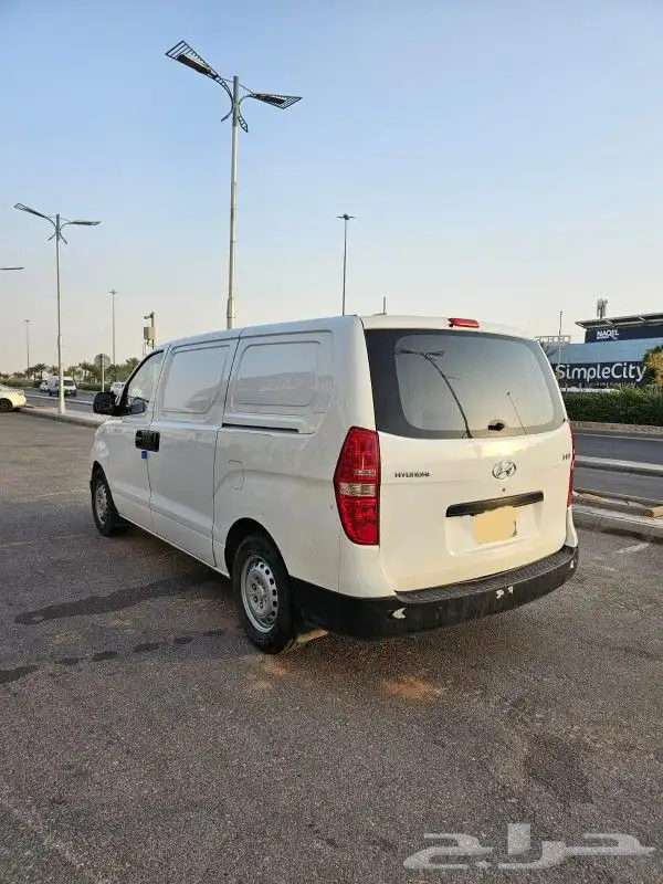 للبيع سيارة فان هونداي H1 موديل 3013 ماشي 300 الف كم نقل خا 6