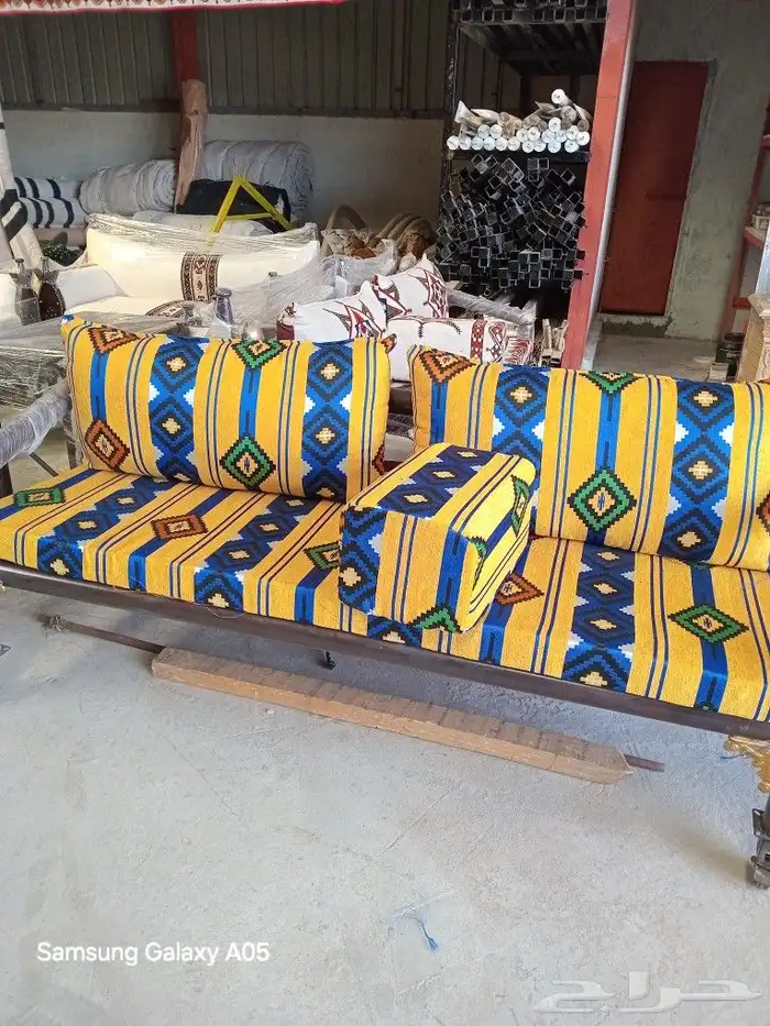 طاولات وكراسي 2