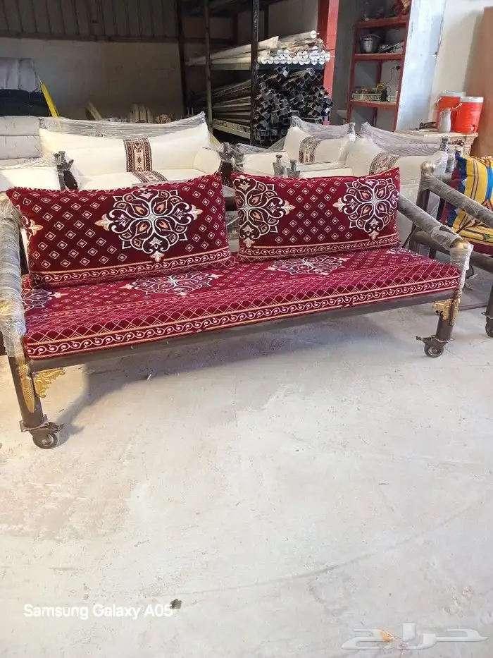 طاولات وكراسي 4