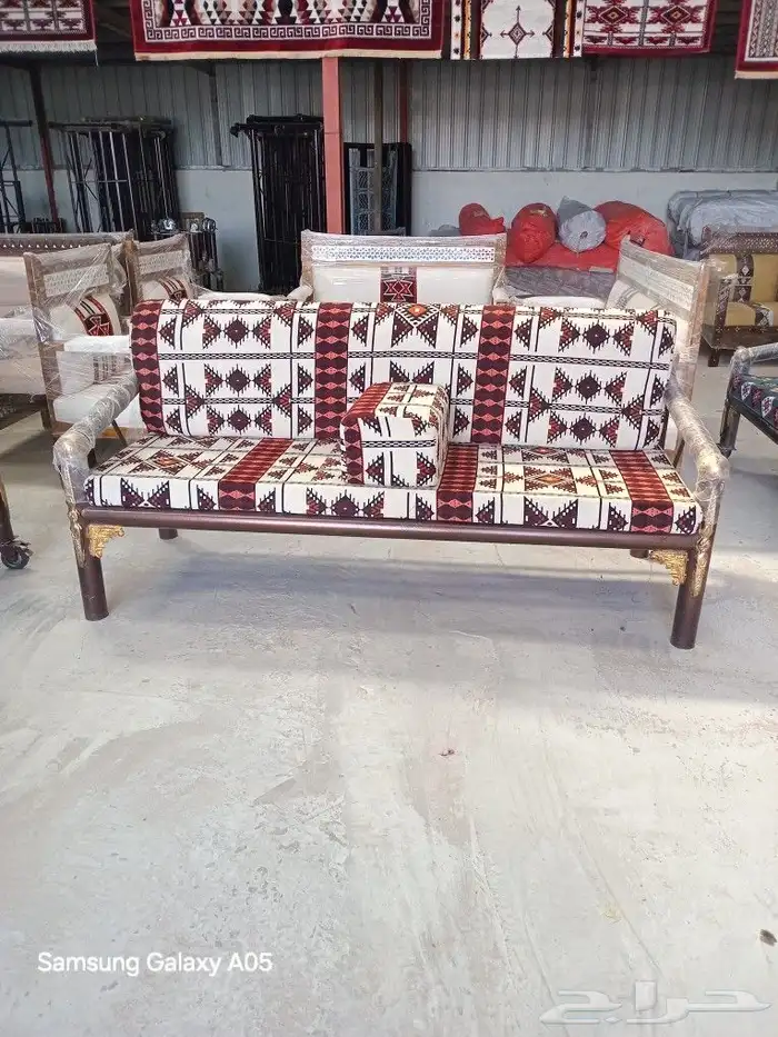 طاولات وكراسي 0