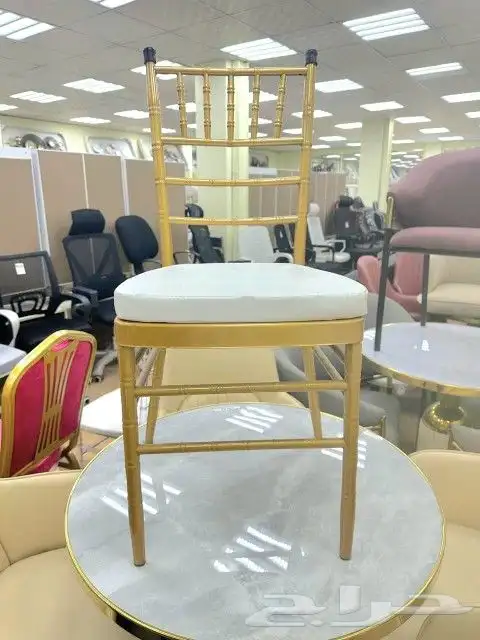 بيع كراسي نابليون شفاف اكريلك وحديد ذهبي وكراسي حمراء 3