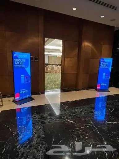 شاشة تفاعلية بدون إطار 1
