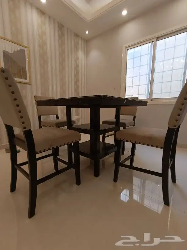 طاولة طعام بار من هوم سنتر 4 كراسي مع تفصيل زجاج على الطاوله 3