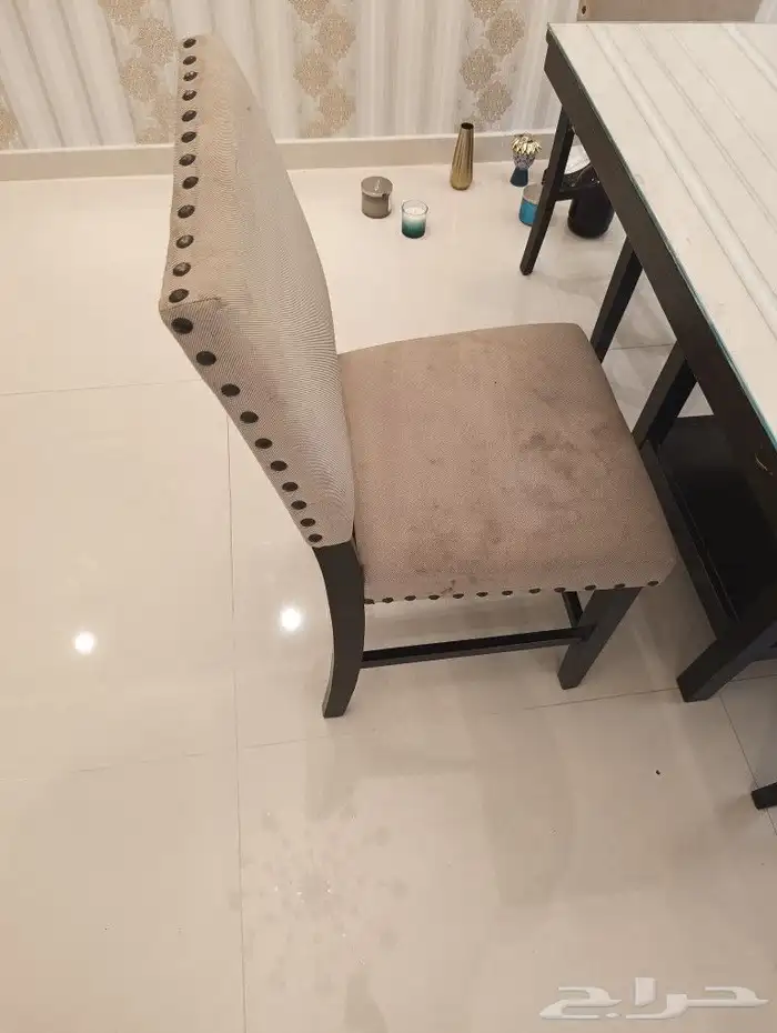 طاولة طعام بار من هوم سنتر 4 كراسي مع تفصيل زجاج على الطاوله 4